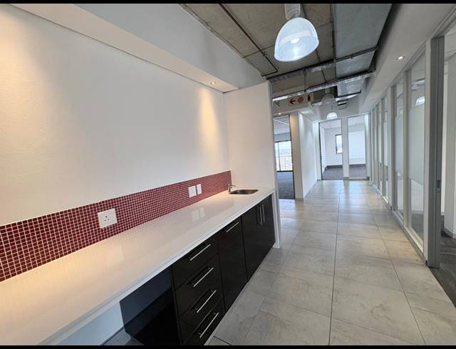 585M² OFFICE TO LET IN VORNA VALLEY